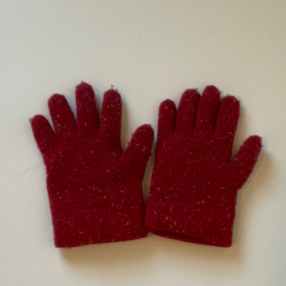 50% Acrylic 30%wool and 20% of nylon. Red comfortable gloves